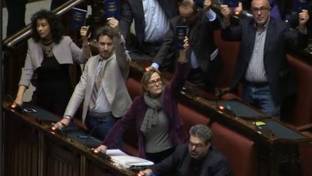 Camera vota ddl riforme. Alta tensione in Pd e Forza Italia