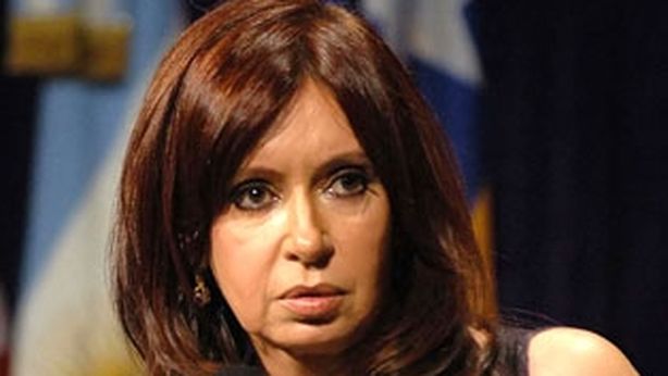 Argentina: pesos carta straccia,  caccia disperata ai dollari