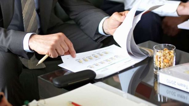 Stipendi top manager ridotti di un quarto