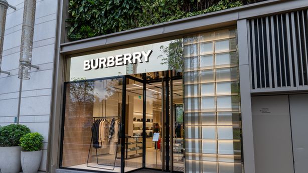 Burberry: vendite +5% nel 4Q, turnaround trainato dalla domanda di sciarpe