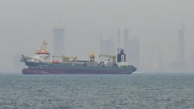 Stretto di Hormuz riapre: quanto tempo serve per smaltire l’ingorgo navale e stabilizzare il greggio