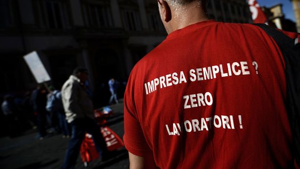 Azienda licenzia poi offre contratti da autonomi a 200 euro al mese