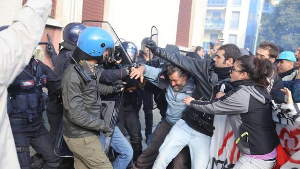 Renzi a Brescia, è caos. Scontri centri sociali e polizia