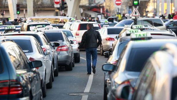 Uber, vittoria dei tassisti: via alla confisca di auto