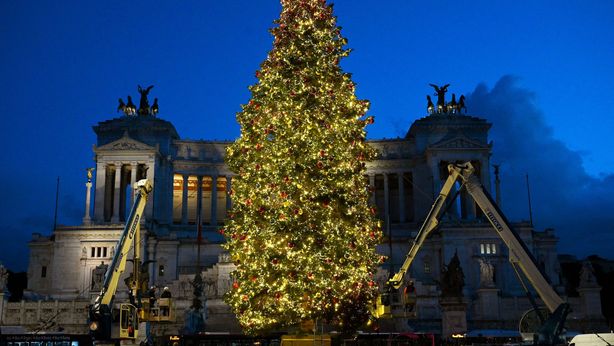 Natale più povero: italiani stringono la cinghia, pesano inflazione e bollette