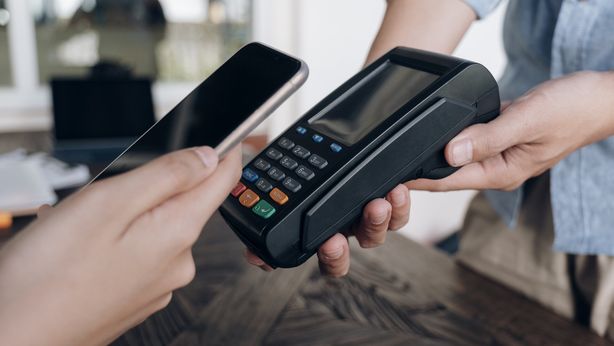 Rivoluzione bancomat: prelievo anche nei negozi? Cosa succederà