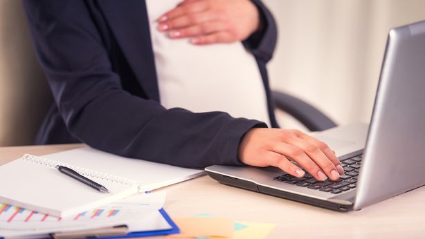 Aspetta fino ai 33 anni per avere un figlio, se non vuoi guadagnare di meno