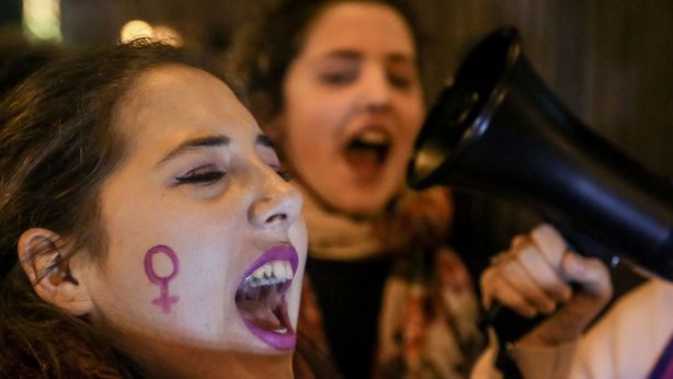 Finanza familiare: donne prendano più decisioni a lungo termine