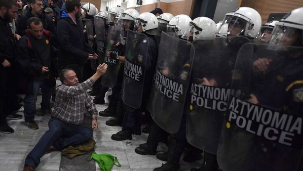 Grecia mette all’asta le case pignorate, scoppiano scontri