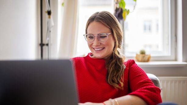 Risparmiare per la pensione: donne indietro rispetto agli uomini. Come rimediare
