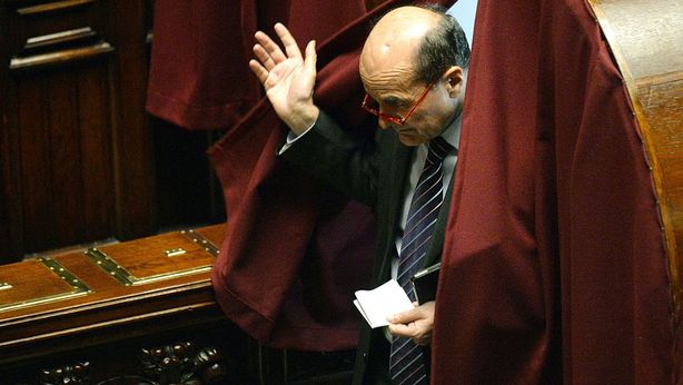 Scontro tra Renzi e Bersani. Tragedia PD, ultimo atto