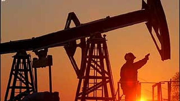 Petrolio in rialzo sulla debolezza del dollaro Usa