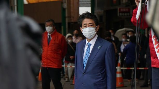 Ucciso l’ex premier giapponese Abe, autore dell’Abenomics. Le reazioni della borsa
