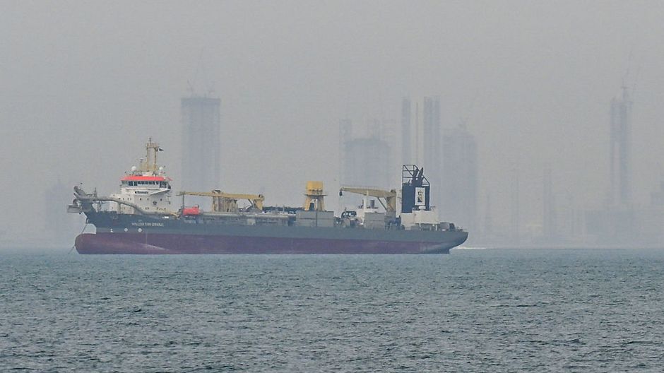 Stretto di Hormuz riapre: quanto tempo serve per smaltire l’ingorgo navale e stabilizzare il greggio
