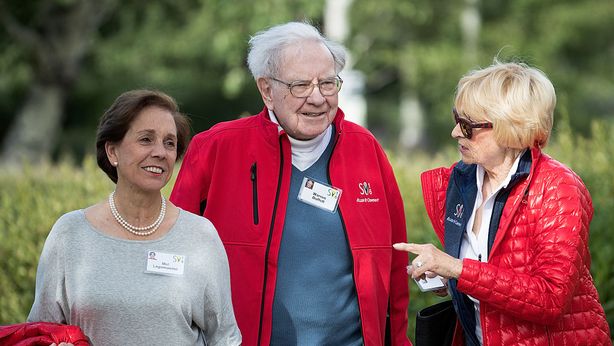 Usa: Buffett zittisce Trump, Wikileaks inguaia Clinton