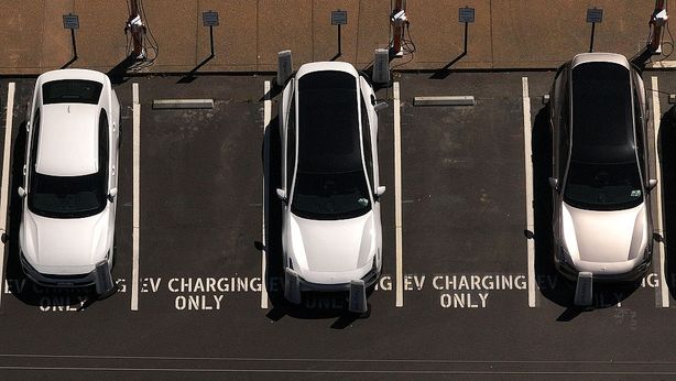Auto elettriche, accelerano le vendite: nel 2025 rappresenteranno un quarto del mercato