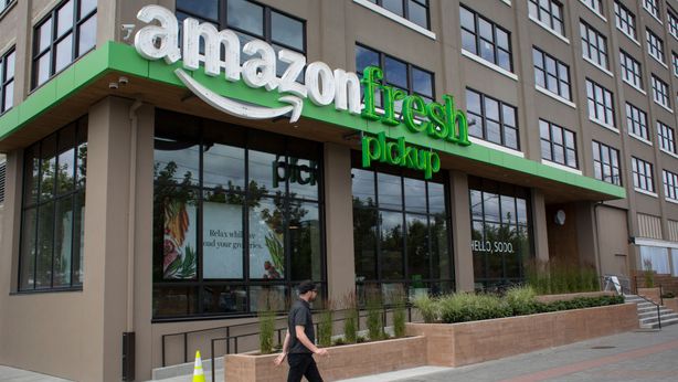 Amazon, rivenditori sperano di essere salvati dal colosso: “Comprateci”