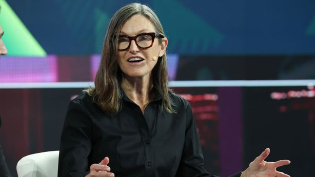 Cathie Wood (ARK Invest): “Trump inizi a negoziare. Da questa fase può nascere un rally più sano”