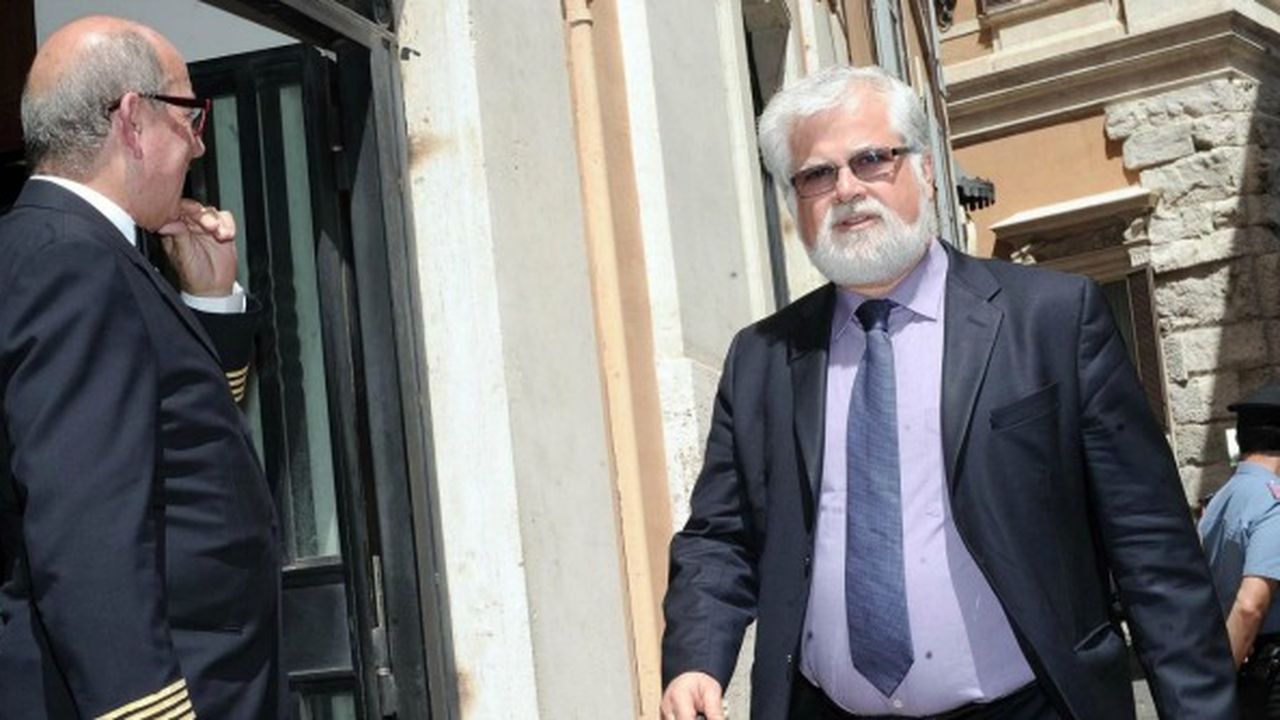 Governo in bilico, si salva grazie a ex grillino. E su manovra è braccio di ferro con l’Ue
