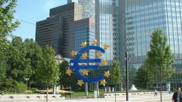 Euro rimbalza su rumors Bce, focus su dati inflazione