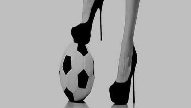 Un pallone: riflessione del momento, senza tempo