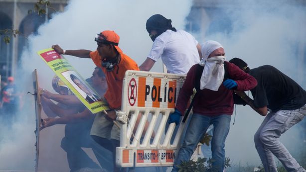Brasile in rivolta contro Temer, incendiati ministeri