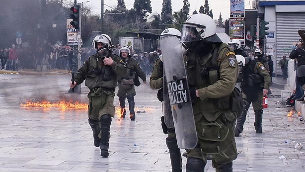 Grecia, violenze mentre Ue minaccia: fuori da Schengen
