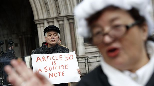 Cresce chance “no-deal” e Brexit slitta per scongiurare disastro