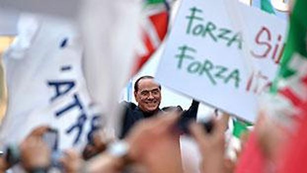 Berlusconi: “non mollo”. Ma ai suoi: “posso reggere fino a ottobre”