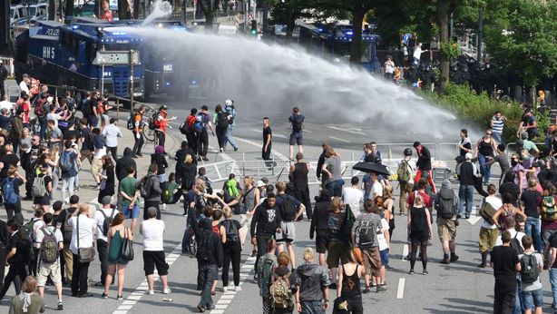 G20, Amburgo “zona di guerra”, feriti agenti e manifestanti