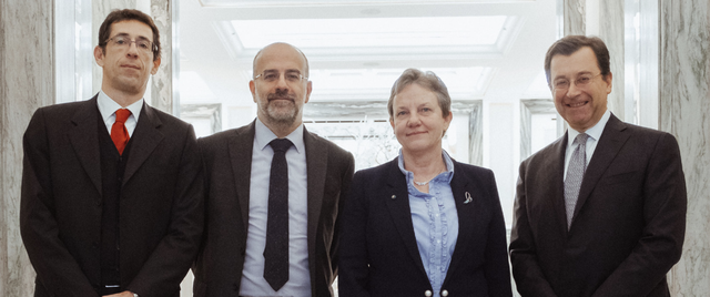 In mezzo nella foto Davide Iacovoni, nuovo custode del debito pubblico, e Maria Cannata, la dirigente che con il nuovo governo è stata sostituita nell'incarico presso il Tesoro