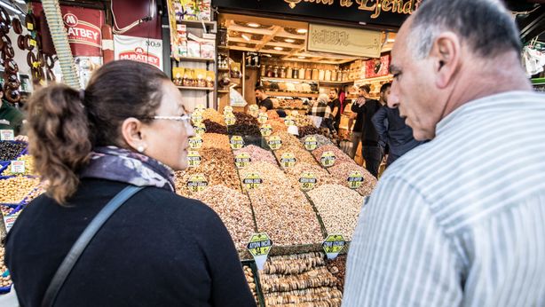 Pressione fiscale sale: famiglie consumano meno e risparmiamo di più