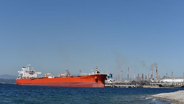 Iran riapre lo Stretto di Hormuz: Borse euforiche, petrolio in calo