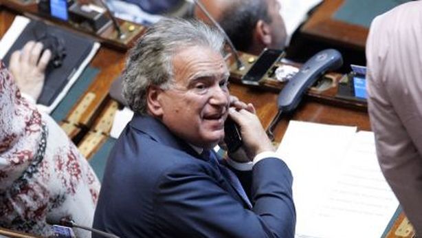 Governo battuto al Senato: polemiche su “pizzino” Verdini