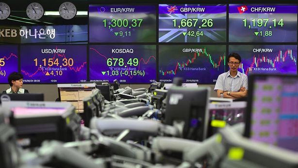 Borsa nervosa, flash crash sterlina: -6% in due minuti
