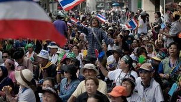 Thailandia, manifestanti fanno irruzione in sede dell’esercito