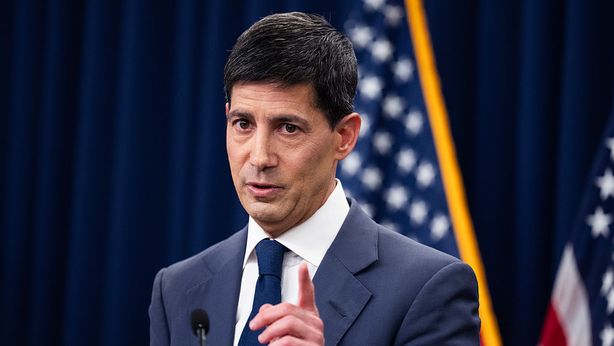 Fed, Warsh cambia il copione: tassi fermi, ma torna l’ipotesi di una stretta entro l’anno