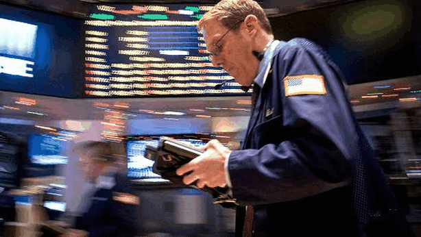 Wall Street chiude debole, deludono dati macro