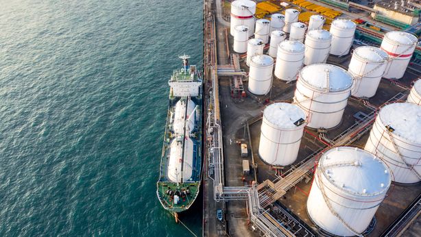 Shell: profitti in aumento grazie a rialzo prezzi petrolio e gas