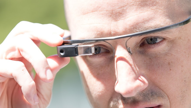 Cacciato dal ristorante perché indossava i Google Glass