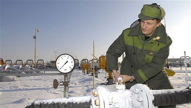 Da crisi Ucraina scossa all’euro, testa minimi di 8 mesi sul dollaro