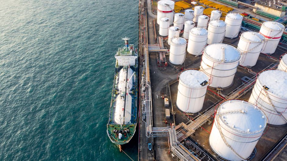 Petrolio e gas in rialzo con nuove tensioni in Medio Oriente. Opec+ concorda aumento produzione