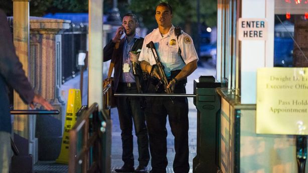 Uomo armato e pregiudicato in ascensore con Obama