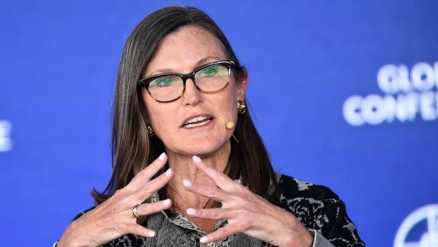 Cathie Wood: la forza del dollaro potrebbe favorire un cambio di rotta della Fed