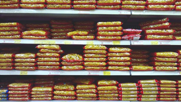 Caos materie prime: è il caso di fare scorte di pasta e legna?