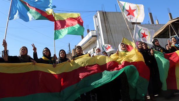 Turchia non molla, bombarda curdi in Siria. Le critiche: un favore all’ISIS