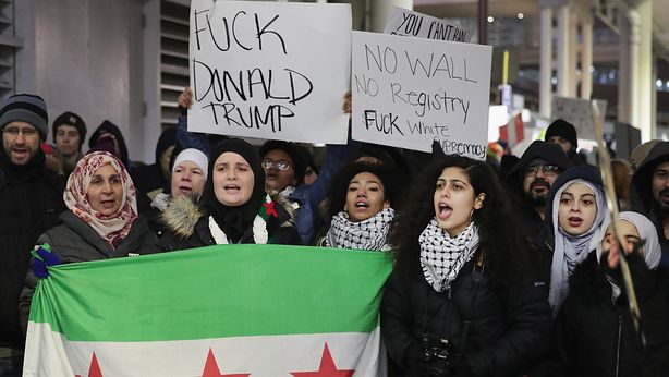 Proteste di massa per bando migranti. Trump all’Europa: “No al vostro caos”