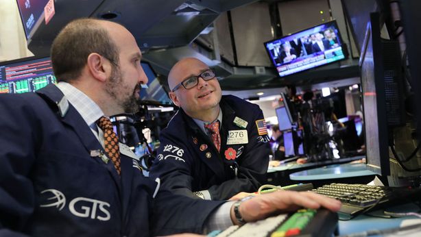 Borse sulla difensiva tra tensioni politiche e trimestrali banche