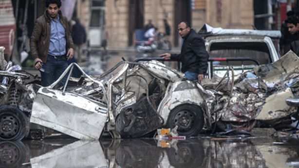 Caos Egitto: bomba contro polizia, 14 morti
