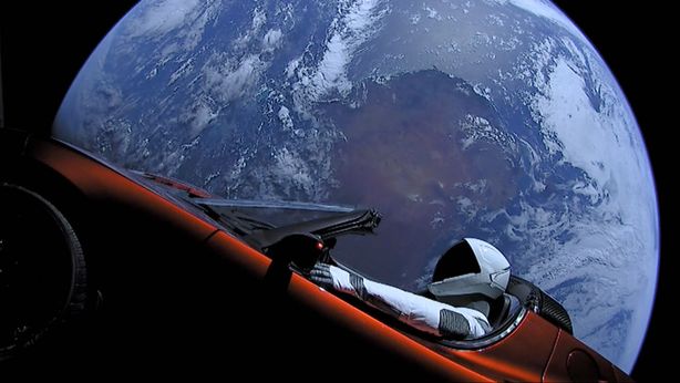 Tesla: Musk ordina cambi al vertice, Islanda lo corteggia